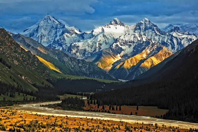 新疆阳光下的欢乐时光